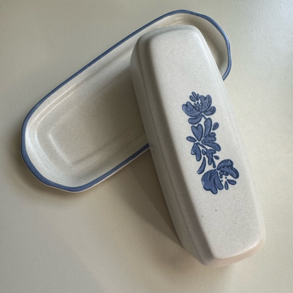 Vintage Pfaltzgraff Yorktowne Pattern Covered Butter Dish - Picture 2 of 4